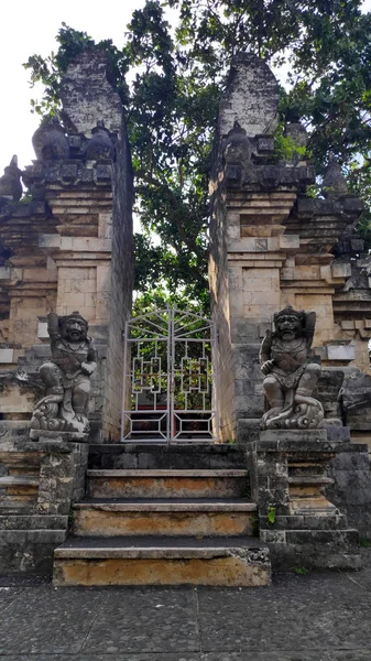 Puerta en el templo de Pura Luhur Uluwatu en Bali — Foto de Stock