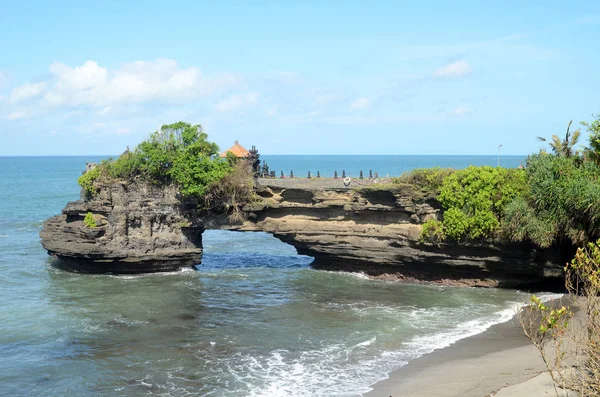 Pura Batu Bolong en la roca en Bali, Indonesia — Foto de Stock