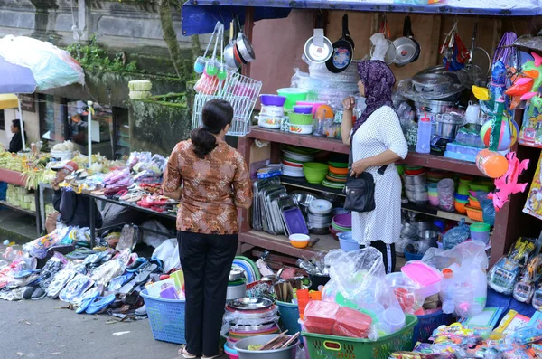 Barraca de utensílios móveis no mercado local em Bali, Indonésia — Fotografia de Stock