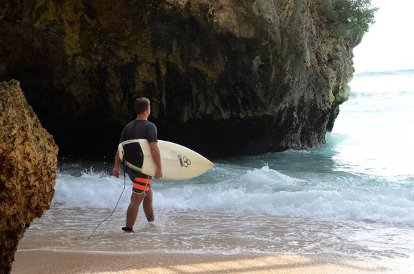 Surfisti che vanno a navigare nell'oceano — Foto Stock