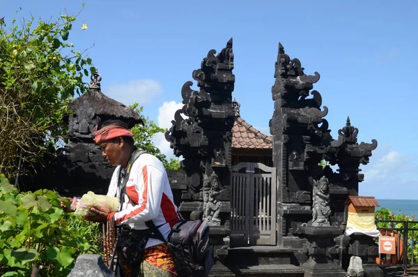 Wielbiciele w świątyni świątyni Tanah Lot, na wyspie Bali, Indonezja — Zdjęcie stockowe