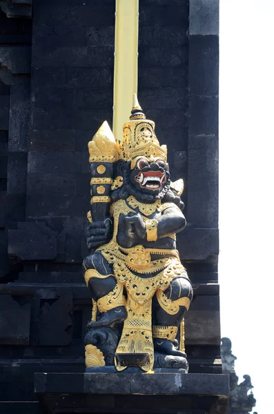 Ancienne statue hindoue en plein air à Tanah lot de Bali — Photo