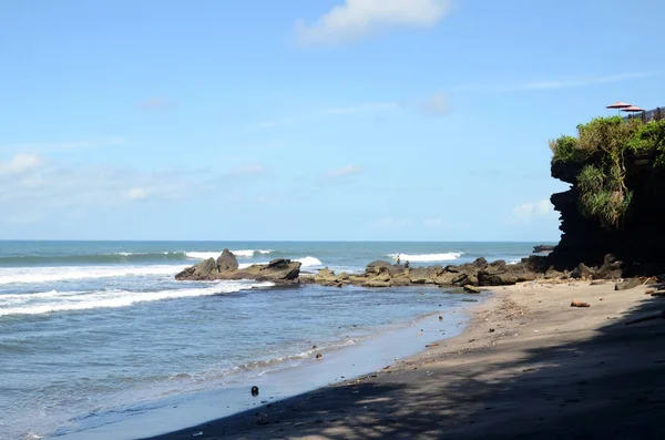 Acantilado en el templo de Tanah Lot en Bali — Foto de Stock