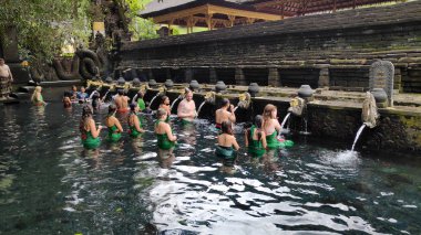 Tirta Empul Tapınağı'nda suda tapanların dua