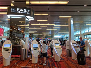 Otomatik olarak makine yazıcı biniş ve Changi etiketinde çanta 