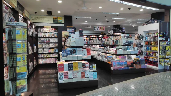 Saída de varejo da livraria no Aeroporto de Ngurah Rai em Bali — Fotografia de Stock