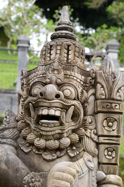 Bali escultura em frente ao templo — Fotografia de Stock