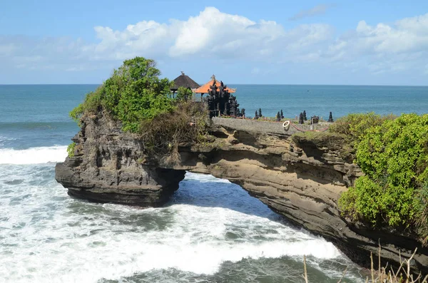 Pura Batu Bolong en la roca en Bali, Indonesia — Foto de Stock