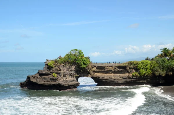 Pura Batu Bolong en la roca en Bali, Indonesia — Foto de Stock