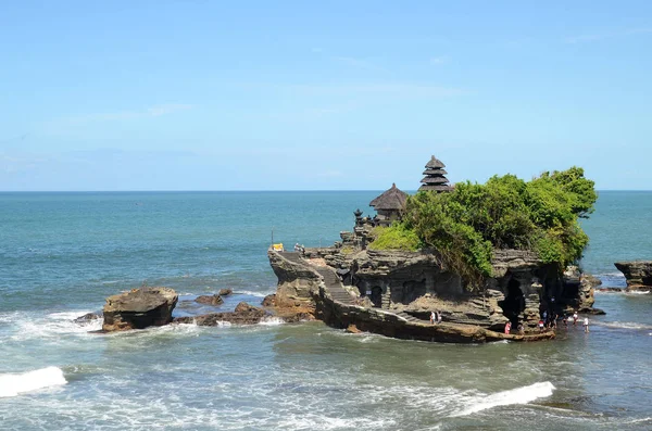 Kuil Tanah Lot di laut, Bali, Indonesia . — Stok Foto