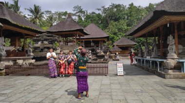 Turist alarak fotoğraf Bali Pura Tirta Empul Tapınağı içinde.