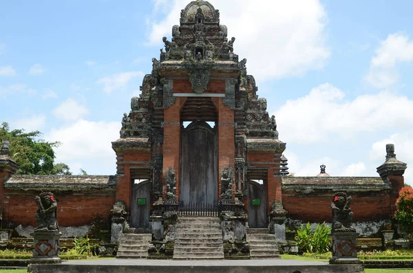 O portão de Pura Taman Ayun Templo em Bali — Fotografia de Stock