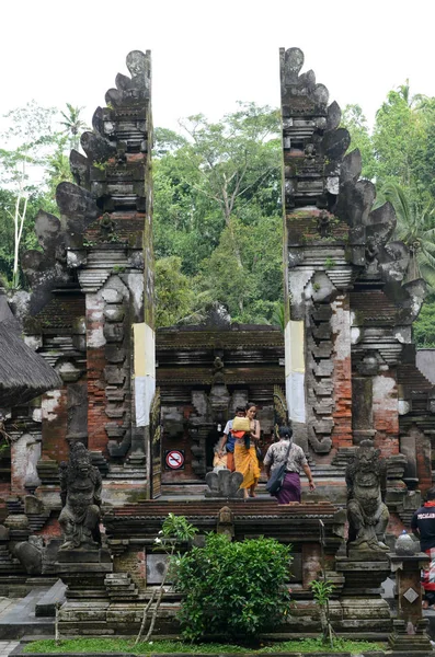 Poort van Pura Tirta Empul Tempel op Bali eiland — Stockfoto