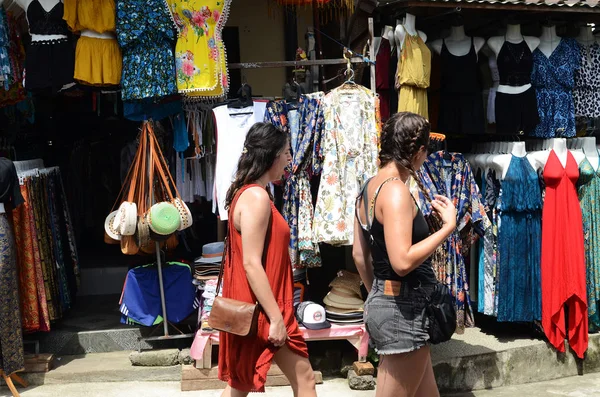 Jóvenes turistas hermosos recorriendo los mercados de Ubud en Bali, Ind — Foto de Stock