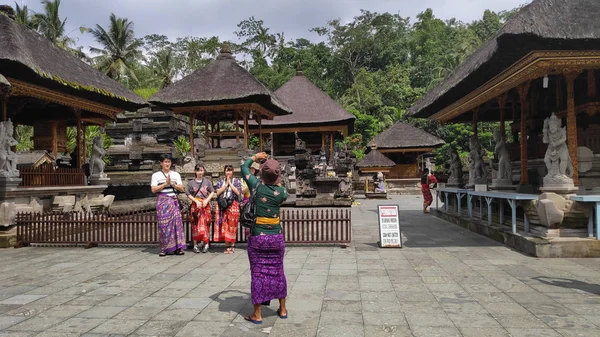 Turystyczna biorąc zdjęcie wewnątrz świątyni Pura Tirta Empul w Bali. — Zdjęcie stockowe