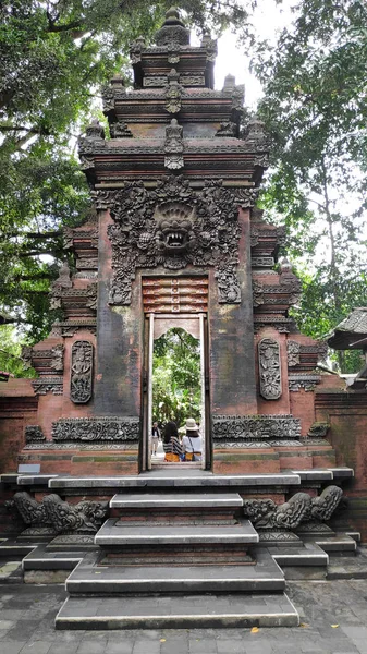Poort van Pura Tirta Empul Tempel op het eiland Bali, Indonesië. — Stockfoto