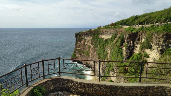 Cliff Uluwatu Tapınağı'nda veya Pura Luhur Uluwatu — Stok fotoğraf