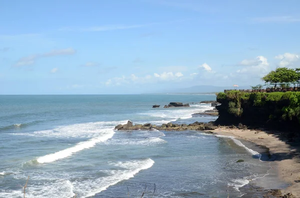 Acantilado en el templo de Tanah Lot en Bali — Foto de Stock