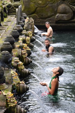 Bali Tirta Empul tapınağında suda tapanların dua