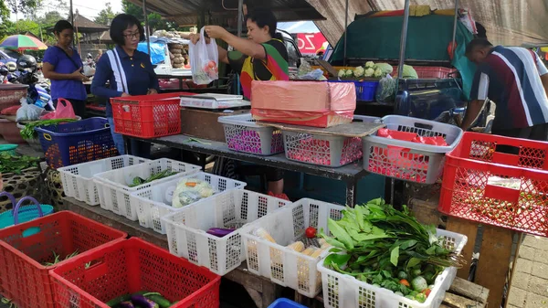 Mercado ao ar livre que vende vegetais na aldeia de Bali — Fotografia de Stock