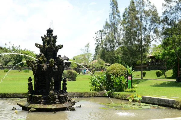 Brunnen in der Nähe des Haupttores zum Pura taman ayun bali — Stockfoto