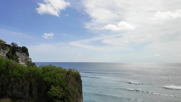 Cliff Uluwatu Tapınağı'nda veya Pura Luhur Uluwatu — Stok fotoğraf