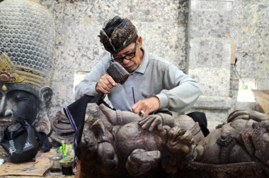 Adam ahşap el sanatları Endonezya Bali adasında yapıyor