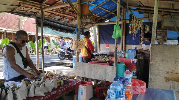 Barraca de comida na rua local de Bali que vende comida local . — Fotografia de Stock
