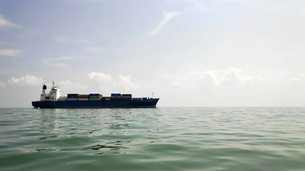 Frachtschiff im Import-Export und in der Geschäftslogistik — Stockfoto