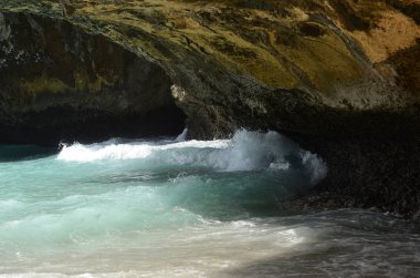 Sahilde büyük bir dalga 