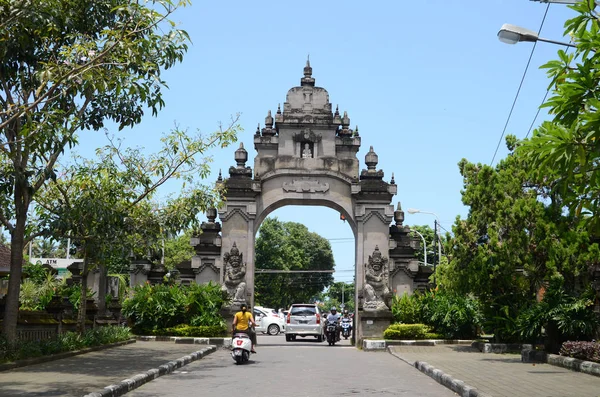 Structure de la porte à Jalan Ayodya, où le célèbre Pura Taman Ayun loc — Photo
