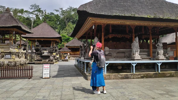 Turystyczna biorąc zdjęcie wewnątrz świątyni Pura Tirta Empul w Bali. — Zdjęcie stockowe