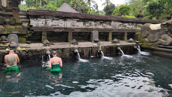 Les fidèles prient dans l'eau au Temple Tirta Empul — Photo