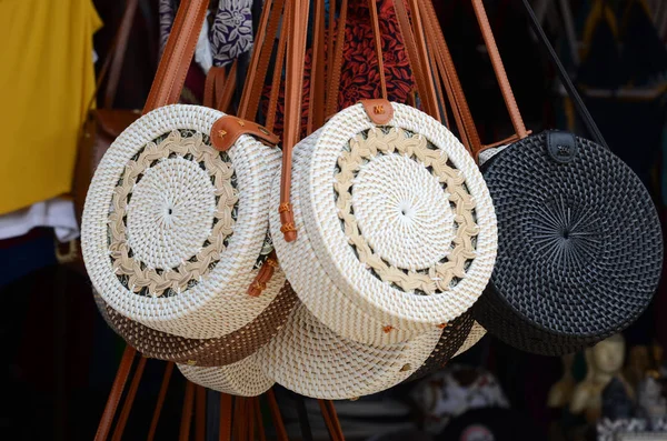 Bali dili el yapımı rattan eco torbaları yerel Hediyelik eşya pazarında — Stok fotoğraf