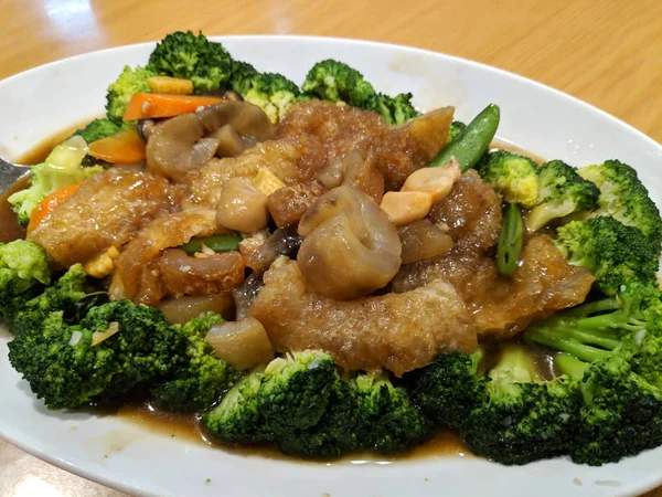 Brokoli ile kızarmış deniz salatalık 