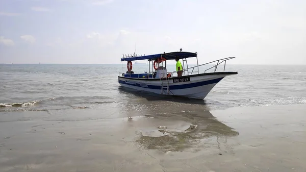 Barcos de passageiros para Kuala Selangor espelho do céu — Fotografia de Stock