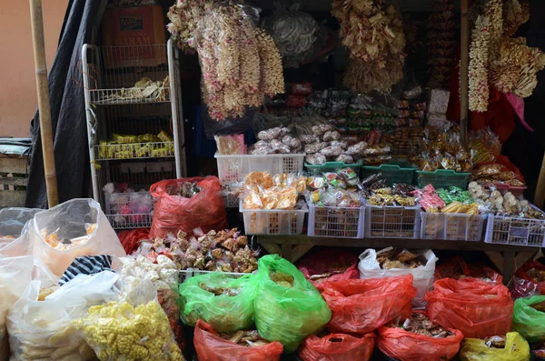 Baharatlar ve Bali yerel pazarda Satılık gıdalar kurutulmuş, Indones — Stok fotoğraf