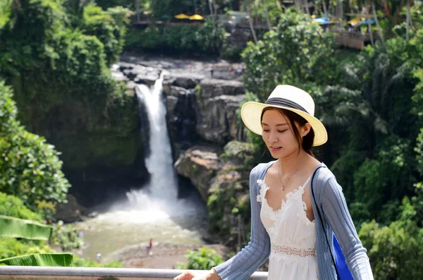 Jovem turista bonita visitando a cachoeira Tegenungan em Bal — Fotografia de Stock