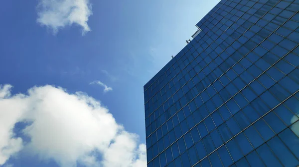 Moderní kancelářská budova a modrá obloha — Stock fotografie