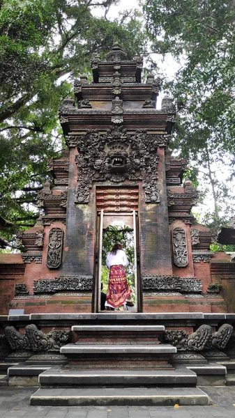 Jovem bela visita turística Templo Tirta Empul em Bali, Indone — Fotografia de Stock