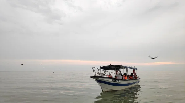 Os turistas apreciam as águias que se alimentam em um barco em Kuala Selangor, M — Fotografia de Stock