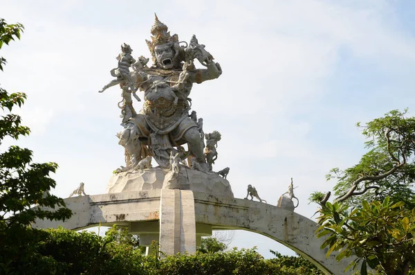 Estátua de Deus lutando com macacos em Pura Luhur Uluwatu — Fotografia de Stock