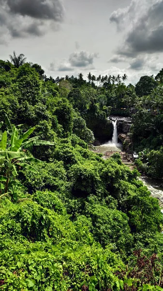 Cascada de Tegenungan cerca de Ubud en Bali, Indonesia — Foto de Stock
