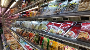 Singapur bir bakkal içinde ekranda çeşitli mallar
