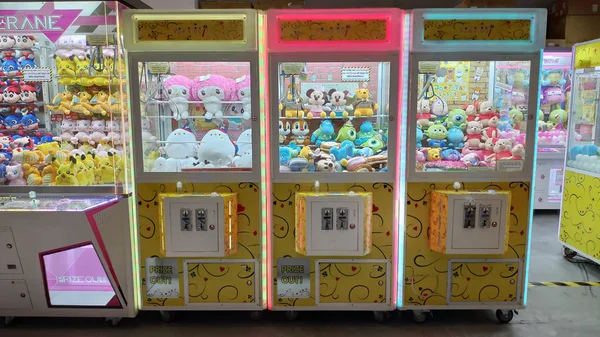 Rij van speelgoed klauw kraan spel vending machine — Stockfoto