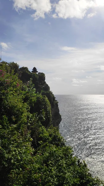 乌鲁瓦图寺或 pura luhur Uluwatu 的悬崖 — 图库照片