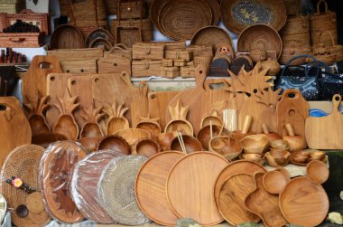 Geleneksel balinese el el sanatları Hediyelik eşya dükkanında yapımı