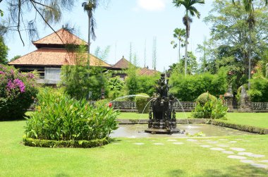 Pura Taman Ayun Bali ana kapısı yakınında Çeşme 