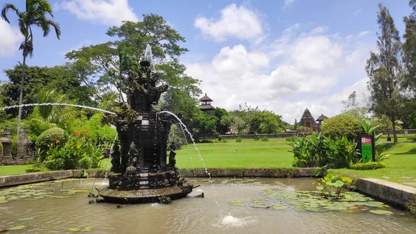 Fontána v Pura Taman Ayun Mengwi Bali Indonésie — Stock fotografie