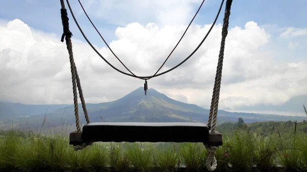 Columpio de madera en la cuerda con vista al volcán Batur — Foto de Stock